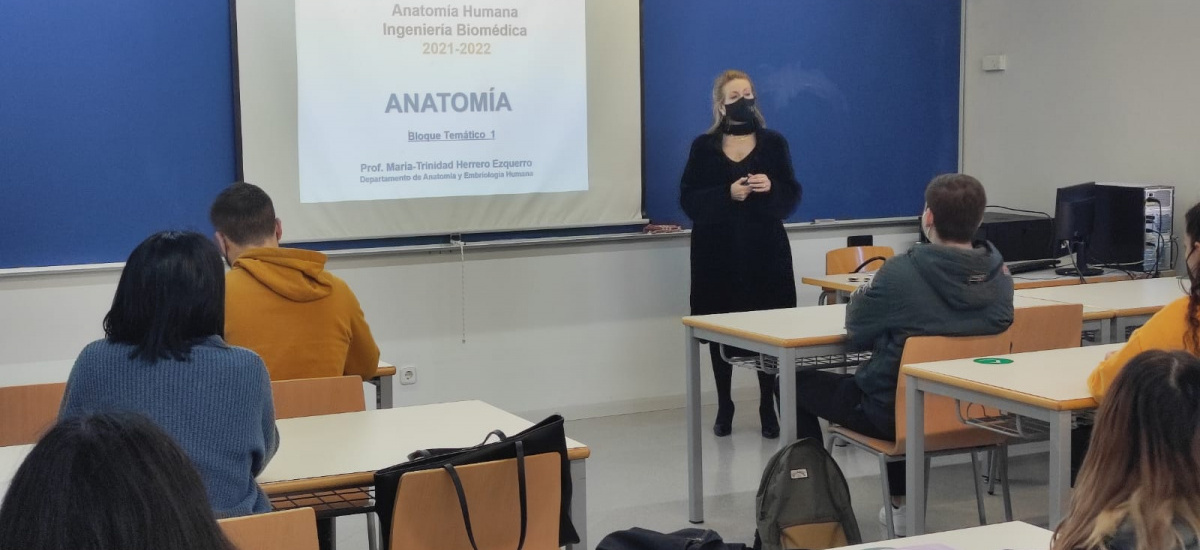 Primera clase de Anatomía de los estudiantes de Ingeniería Biomédica